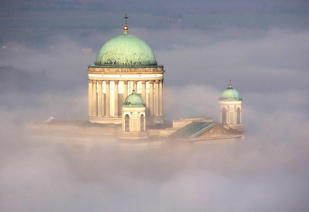 Отель Amadeus Vendeghaz Эстергом Экстерьер фото